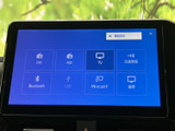 メニューからTVを選べるほか、ラジオやBluetoothなどの項目も表示。停車中に映像やテレビを視聴したい場面で活用できる装備です。