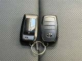 【スマートキー】ドアの開閉時鍵を探さなくても簡単にドアの開閉することが出来ます、また、エンジン始動も車内にスマートキーがあれば簡単に始動することが出来ます
