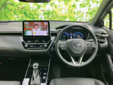 手元にボタン類がまとまり、運転姿勢を保ったまま各種機能を確認しやすい配置です。メーターや中央のモニターも見渡せる運転席まわりで、日々の移動を支える使い勝手に配慮されています。