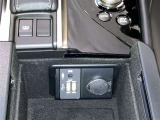 スマートフォンやお手持ちの機器のバッテリー残量が少なくなっても、運転中に充電ができるので安心ですね!
