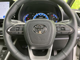 ステアリングから手を大きく離さずに各種スイッチへアクセスでき、運転中の機能操作をサポートします。ボタンの配置も確認しやすい印象です。