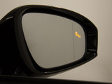BSM(ブラインドスポットモニタ)!隣の車線を走る車両をレーダーで検知し、ドアミラーでは確認しにくい後側方エリアに存在する車両に加えて、急接近してくる車両も検知します。