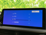 FMやAM、テレビ、交通情報などの項目が画面に並び、使いたい音源や情報を選びやすい構成です。表示が見やすく、日々の移動に合わせて便利に活用できます。