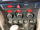 【オートエアコン】一度お好みの温度に設定すれば、車内の温度を検知し風量や温度を自動で調整。暑い&hellip;寒い&hellip;と何度もスイッチ操作をする必要はありません。快適な車内空間には必須の機能ですね♪