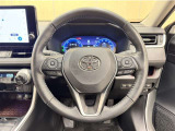 ステアリングスイッチ搭載!手を離さずに手元のスイッチでさまざまな操作が可能。運転中、視線をそらさなくても操作ができて安全です!