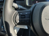 ステアリングにオーディオ操作スイッチが付いています。オーディオ画面に直接タッチしなくても操作が出来ますので、運転に集中できます。