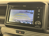 リバースギアに入れるだけで後方の表示へ切り替わります。夜間や雨の日の駐車も楽になりますよ。