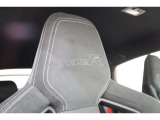ヘッドレストには「TYPE R」のロゴが刻まれています!