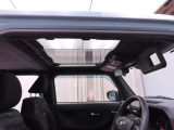 運転席サンバイザー裏にバニティミラー。気になった時にサッと身だしなみチェック。