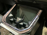 【置き型充電器】置き型充電に対応しております。お持ちの携帯電話が置き型充電器対応でしたら、充電コードの必要なく、すっきりとした車内のまま携帯の充電が可能です。