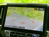 後方の映像にガイド線が表示され、駐車時に車両と周囲との位置関係を確認しやすくなっています。画面を見ながら周囲を直接確認する運転をサポートし、駐車が苦手な方にも心強い装備です。