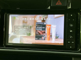 テレビ画面を備えており、停車中の休憩時間に映像を視聴して過ごせます。画面上から選局や表示内容を確認できるため、待ち時間を車内で過ごす際にも便利な装備です。