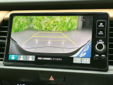 後方の様子を画面で確認でき、黄色いガイド表示も備わっています。駐車時に周囲を確認する際の目安として役立ち、画面上の案内に沿って落ち着いて操作しやすい装備です。