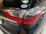 右のテールランプです。下にHYBRIDのエンブレムが付いています。