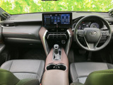 運転席から前方を見渡しやすく、メーターや画面も視線の先にまとまっています。シートは身体を預けやすい形状で、落ち着いた色合いの室内が移動時間を快適に支えます。