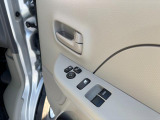 運転席より、前後左右のガラス開閉が可能な、パワーウインドースイッチを装備☆ 万が一のパワーウインドー作動防止ロックスイッチも搭載しております♪