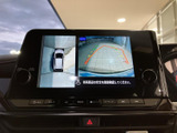 後方の映像に加え、周囲を上から見た表示も確認でき、駐車時の位置合わせをサポートします。画面の案内も参考にしながら、周囲を直接確認して操作できます。