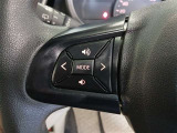 ステアリングには運転中でも簡単に操作できる各種スイッチついてます