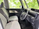 大きな窓から光が入り、運転席まわりまで明るく見渡せる室内です。ゆったりした座席と手の届きやすい配置で、乗り込んだ際にも落ち着いて過ごせそうです。