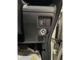 運転席の右下のスイッチです。スライドドアの開け閉めのスイッチと、エンジンスタートボタンがあります。