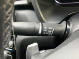レバーには各操作位置が表示され、運転席から内容を確かめやすい配置です。天候や視界の変化に応じて手元で操作でき、雨の日の運転をサポートします。