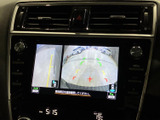 画面には車両後方の映像と距離の目安が表示され、駐車時に周囲を確認するのに役立ちます。画面上で進行方向の見当をつけやすく、駐車操作をサポートする装備です。