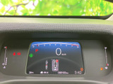 速度やシフト位置、時刻などをひと目で確認できる表示で、運転中に必要な情報を把握しやすい配置です。中央に情報がまとまり、周囲の表示も含めて視線を移す範囲を抑えやすくなっています。