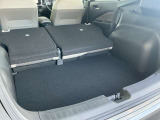 後席シートを倒すことで広々とした荷室になります。