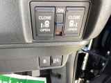 こちらの車両は両側電動スライドドアを装備(*^_^*)乗り降りの際や荷物を持っているときに大変重宝しますよ(*^_^*)