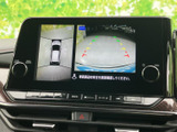 車両周辺を上から見た表示と後方映像を切り替えて確認でき、駐車時の周囲確認をサポートします。画面には進行目安のガイドも表示され、狭い場所での取り回しに便利です。