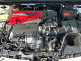 TYPE R専用2.0L VTEC TURBOエンジン。アクセルを踏んだ瞬間、シートに背中が押しつけられるほどの強烈な加速Gが立ち上がります