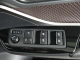 運転席のパワーウインドスイッチで全席窓の開閉・ロック操作ができます。