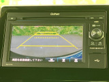 後方の映像と目安となるガイドラインを画面で確認でき、駐車時の周囲確認をサポートします。画面を見ながら位置を把握しやすく、毎日の駐車にも便利な装備です。