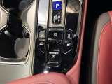 停車時のブレーキホールド機能に対応した電動パーキングブレーキ。渋滞や信号待ちで便利なブレーキホールド機能も装備されています