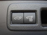 パワーバックドアを装備しています。バックドアを運転席からも開閉できます、便利ですよ。