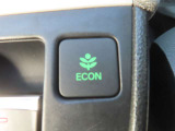 「ECON」ボタン標準装備。このボタンを押してECONモードをONにすると、燃費が良くなるように自動で車が制御するようになります。エンジンの回転がおだやかになりCVTが燃費最優先のレシオになります。