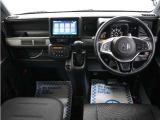 運転にかかわる様々な操作を安全に行えるように視点移動が少なく、操作性に配慮されたスイッチ類が凝縮されたコクピットです。