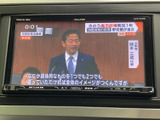 停車時にテレビ番組を視聴でき、ニュースや字幕も画面で確認できます。画面上の表示で番組内容を把握しやすく、移動の合間の待ち時間を過ごす際にも便利にお使いいただけます。