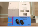 新車時の保証書・整備手帳・車両取扱い説明書も残っております。メインキーのほかに、スペアースマートキーも1個ございます。