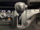 CVT車のセレクトレバーです。低速から高速まで、変速ショックのないスムーズな走りを実現するとともに、エンジン効率のよい領域を維持することで燃費にも貢献します。