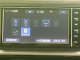 AM・FMやディスク、テレビ、SD、Bluetoothなど、音源の選択肢が画面に並びます。表示を見ながら使いたいソースを選びやすく、好みに合わせて車内の音楽や情報を楽しめます。