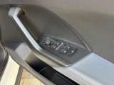 運転席ドアに集約されたパワーウィンドウスイッチで、全窓をスマートに操作できます。