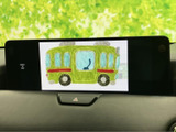 画面には映像が表示され、停車中にテレビや映像を視聴できます。お出かけ先での休憩時間など、車を停めている間の過ごし方に活用できる装備です。視聴は停車時にお楽しみください。