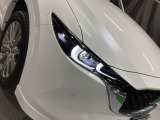 商品改良後のヘッドライトは、LEDを12分割&rarr;20分割とし、夜間の視認性を高め、ドライバーの危険認知をサポートします♪