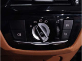 運転中にもオーディオの音量やFMの切り替えなどステアリングでの操作で切り替え可能なため、ステアリングから手を放す必要がない為、運転中でも操作が簡単でございます。