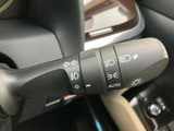 レバーには方向指示やライトに関するマークが表示され、操作する機能を目で確かめやすい仕様です。必要な合図や灯火を扱いやすく、日常の運転を支える装備として活躍します。
