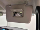 ちょっとした身だしなみチェックができるバニティミラー&チケットホルダー付き運転席・助手席サンバイザーが付いてます