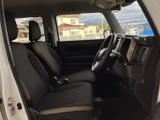 前席はゆったりとしたシートと広い窓からの見晴らしが心地よく、運転席から周囲を確認しやすい空間です。落ち着いた色合いでまとまり、乗り降りの際もすっきりとした印象を受けます。