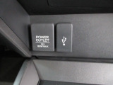 アクセサリーソケットにUSBポートも装備してます。ナビのAV出力や携帯電話の充電などに便利です。