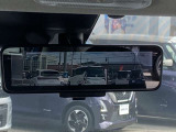 後部座席の人や、荷物に視界を邪魔されずに車両後方のカメラ映像をミラー面に映し出して、いつでもクリアな後方視界を確保する、インテリジェントルームミラーを装備しています。